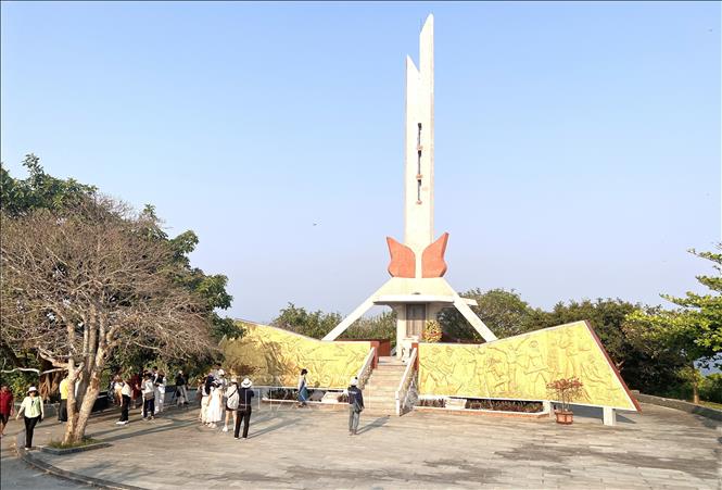 The Martyrs' Memorial on Con Co Island, commemorating the sacrifices of generations of officers and soldiers during the war years, is a meaningful stop that attracts tourists to visit and pay their respects. VNA Photo: Nguyên Linh