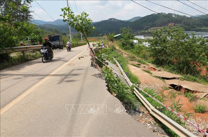 Đoạn đường bị sạt lở dài khoảng 20m trên đường Bidoup, đoạn gần ngã ba nối với Quốc lộ 27C (thuộc xã Lạc Dương) hướng đi Nha Trang. Ảnh: Nguyễn Dũng – TTXVN