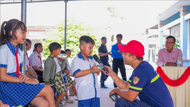 Học sinh vùng biên giới xã Phước Vinh tham gia giao lưu, tìm hiểu kiến thức phòng cháy, chữa cháy và kỹ năng thoát nạn. Ảnh: Minh Phú - TTXVN 