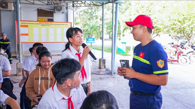 Học sinh Trường Trung học cơ sở Nguyễn Thị Định, xã Phước Vinh, tỉnh Tây Ninh tham gia tìm hiểu kiên thức phòng, chống đuối nước, tai nạn thương tích và kỹ năng thoát nạn, xử lý tình huống sự cố thiên tai. Ảnh: Minh Phú - TTXVN