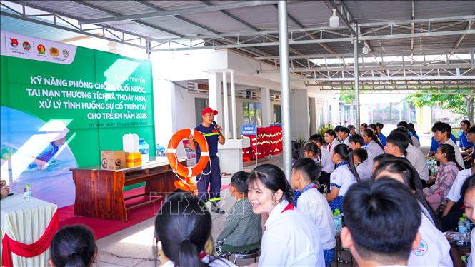 Đông đảo học sinh tham dự Chương trình tuyên truyền kỹ năng phòng, chống đuối nước và ứng phó sự cố thiên tai tại xã biên giới Phước Vinh, tỉnh Tây Ninh. Ảnh: Minh Phú - TTXVN 