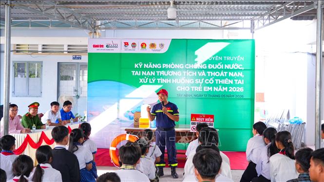 Cán bộ Đội Chữa cháy và Cứu nạn, cứu hộ khu vực Tân Biên hướng dẫn học sinh trên địa bàn xã Phước Vinh kỹ năng xử lý tình huống khi xảy ra tai nạn, sự cố nguy hiểm. Ảnh: Minh Phú - TTXVN 
