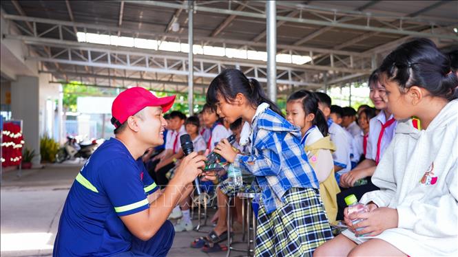 Học sinh Trường Tiểu học Hòa Hiệp tham gia giao lưu, tìm hiểu kiến thức phòng chống đuối nước và kỹ năng thoát nạn. Ảnh: Minh Phú – TTXVN