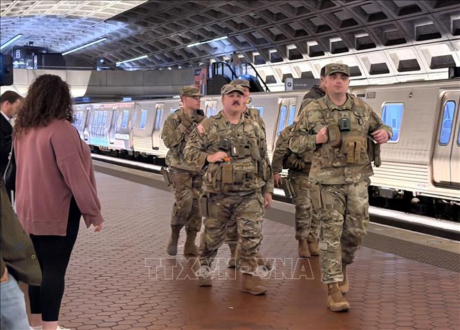 Vệ binh Quốc gia tuần tra tại một nhà ga tàu điện ngầm ở thủ đô Washington D.C. Ảnh: Ngọc Quang – PV TTXVN tại Mỹ