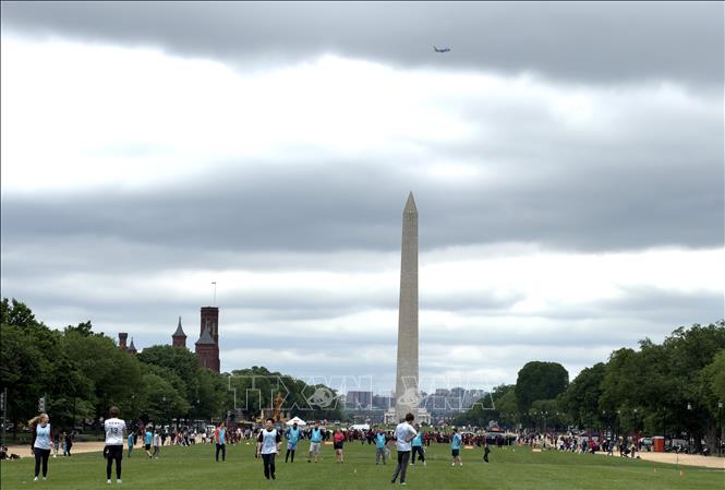 Thanh niên chơi thể thao trên bãi cỏ tại Quảng trường Quốc gia ở thủ đô Washington D.C. Ảnh: Ngọc Quang – PV TTXVN tại Mỹ