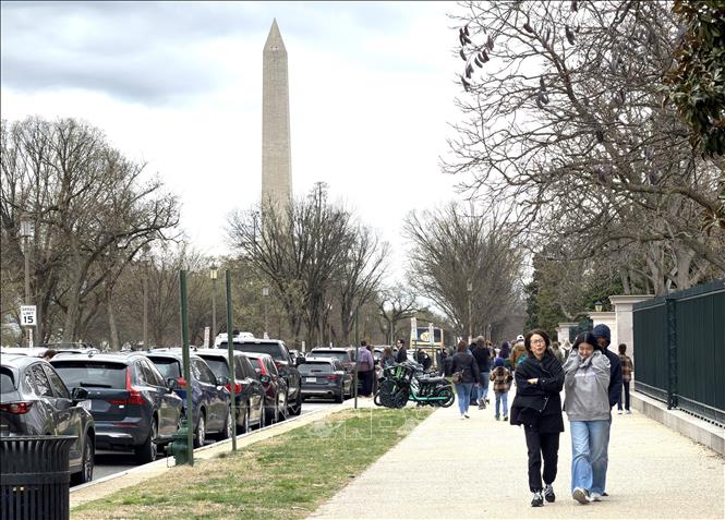 Khách du lịch tại khu vực Quảng trường Quốc gia ở thủ đô Washington D.C. Ảnh: Ngọc Quang – PV TTXVN tại Mỹ