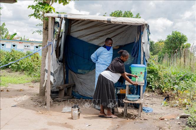 Nhân viên y tế hướng dẫn người dân rửa tay đề phòng lây nhiễm Ebola tại Rwampara, Congo ngày 16/5/2026. Ảnh: THX/TTXVN