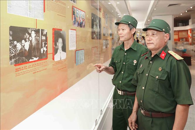 Các cựu chiến binh đến tham quan Bảo tàng Hồ Chí Minh trong dịp kỷ niệm 136 năm Ngày sinh của Bác. Ảnh: Phan Phương – TTXVN
