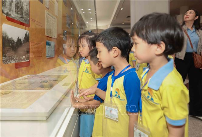 Thiếu nhi tham quan những tài liệu, hiện vật lưu giữ tại Bảo tàng Hồ Chí Minh. Ảnh: Phan Phương – TTXVN