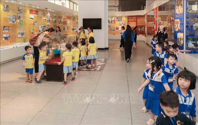 Nhiều đoàn thầy cô giáo, học sinh từ các trường trên địa bàn Hà Nội và tỉnh lân cận đến tham quan, học tập tại Bảo tàng Hồ Chí Minh trong dịp kỷ niệm 136 năm Ngày sinh của Bác. Ảnh: Phan Phương – TTXVN 