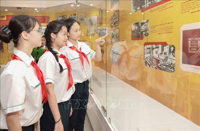 Học sinh Thủ đô tham quan, tìm hiểu về cuộc đời Chủ tịch Hồ Chí Minh nhân dịp kỷ niệm 136 năm Ngày sinh của Bác. Ảnh: Phan Phương – TTXVN