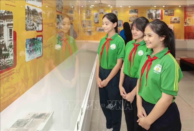 Học sinh Thủ đô tham quan, tìm hiểu về cuộc đời Chủ tịch Hồ Chí Minh nhân dịp kỷ niệm 136 năm Ngày sinh của Bác. Ảnh: Phan Phương – TTXVN