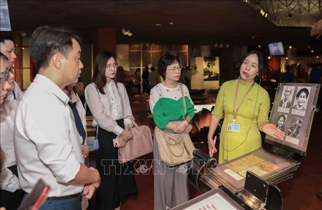 Du khách tham quan gian trưng bày về sự nghiệp cách mạng của Bác. Ảnh: Phan Phương – TTXVN