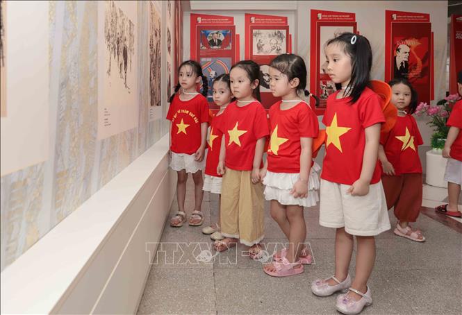 Thiếu nhi đến tham quan, học tập, tìm hiểu tại Bảo tàng Hồ Chí Minh trong dịp kỷ niệm 136 năm Ngày sinh của Bác. Ảnh: Phan Phương – TTXVN