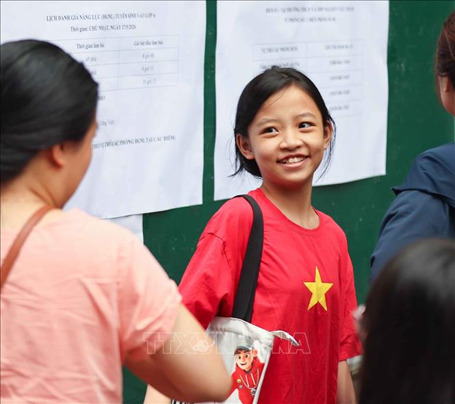 Học sinh tự tin, phấn khởi tham gia kỳ thi. Ảnh: Thanh Tùng - TTXVN