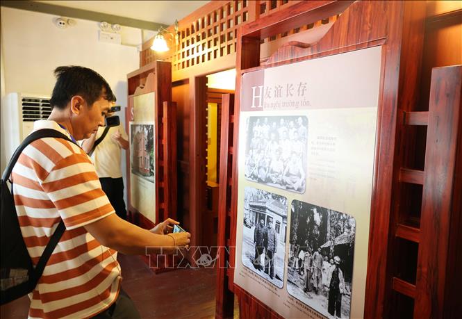 Những hình ảnh về Chủ tịch Hồ Chí Minh được trưng bày tại “Nam Dương Khách Sạn” - nơi Người từng lưu trú và làm việc trong những năm tháng đầy gian khó của cuộc kháng chiến chống thực dân Pháp tại Liễu Châu (Quảng Tây). Ảnh: Công Tuyên - PV TTXVN tại Trung Quốc