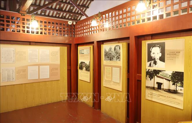 Những hình ảnh về Chủ tịch Hồ Chí Minh được trưng bày tại “Nam Dương Khách Sạn” - nơi Người từng lưu trú và làm việc trong những năm tháng đầy gian khó của cuộc kháng chiến chống thực dân Pháp tại Liễu Châu (Quảng Tây). Ảnh: Công Tuyên - PV TTXVN tại Trung Quốc