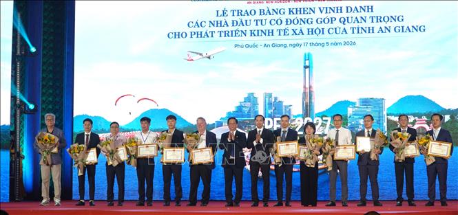 Trao tặng Bằng khen của Chủ tịch UBND tỉnh An Giang cho các nhà đầu tư. Ảnh: Văn Sĩ - TTXVN 