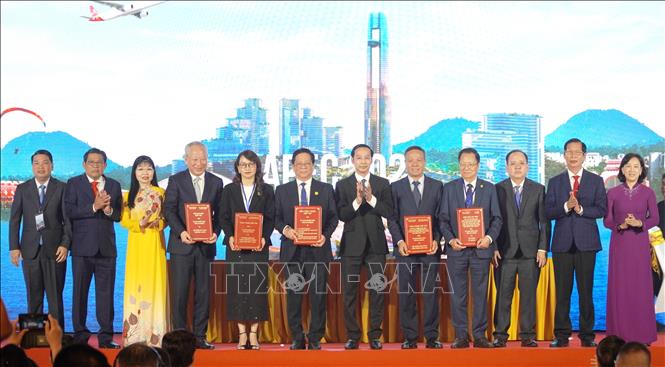 Lãnh đạo tỉnh An Giang trao biên bản thỏa thuận hợp tác với các nhà đầu tư. Ảnh: Văn Sĩ - TTXVN 