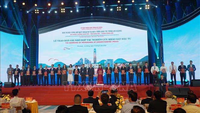 Lãnh đạo tỉnh An Giang trao biên bản ghi nhớ hợp tác với các nhà đầu tư. Ảnh: Văn Sĩ - TTXVN                                