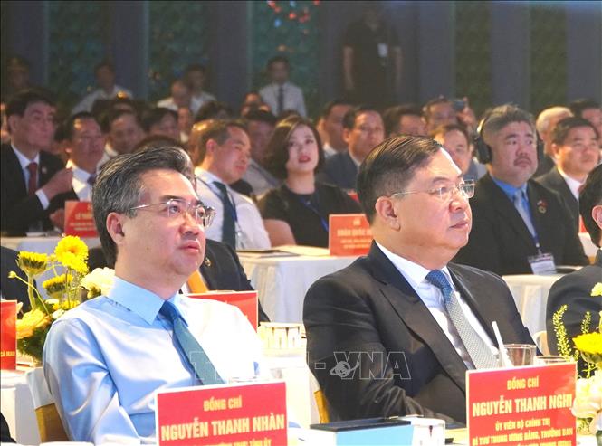 Ủy viên Bộ Chính trị, Phó Thủ tướng Thường trực Chính phủ Phạm Gia Túc và Ủy viên Bộ Chính trị, Bí thư Trung ương Đảng, Trưởng Ban Chính sách, Chiến lược Trung ương Nguyễn Thanh Nghị dự hội nghị. Ảnh: Văn Sĩ - TTXVN 