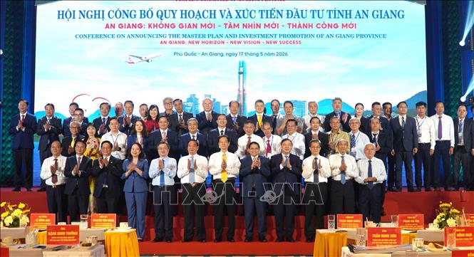 Các đồng chí lãnh đạo và nguyên lãnh Đảng, Nhà nước chụp ảnh lưu niệm. Ảnh: Văn Sĩ - TTXVN 
