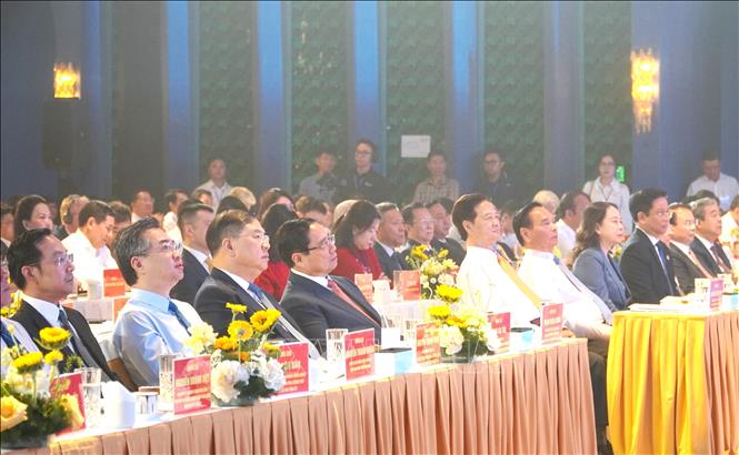 Các đồng chí lãnh đạo, nguyên lãnh đạo Đảng, Nhà nước dự hội nghị Công bố Quy hoạch và Xúc tiến Đầu tư tỉnh An Giang. Ảnh: Văn Sĩ - TTXVN 