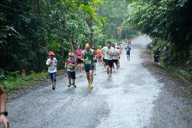 Giải chạy “Những dấu chân trên miền hồ biếc” đã diễn ra sôi nổi với sự tham gia của gần 700 vận động viên đến từ nhiều tỉnh, thành phố trên cả nước. Ảnh: TTXVN phát