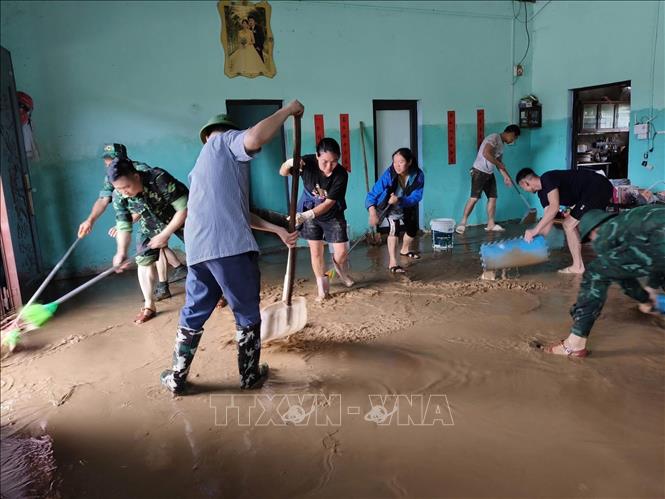 Người dân khẩn trương dọn dẹp sau ngập úng. Ảnh: TTXVN phát