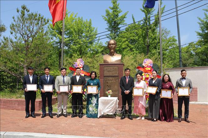 Đại sứ Vũ Hồ tặng giấy khen vinh danh các cá nhân tại Hàn Quốc có thành tích tiêu biểu trong học tập và làm theo tư tưởng, đạo đức, phong cách Hồ Chí Minh. Ảnh: Trường Giang – P/v TTXVN tại Hàn Quốc