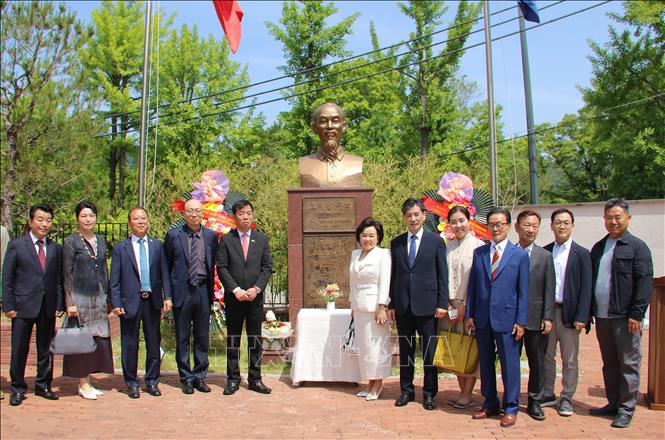 Đại sứ Vũ Hồ chụp ảnh lưu niệm với các học giả, nghệ sĩ, đối tác và bạn bè Hàn Quốc yêu mến Việt Nam trước tượng đài Bác Hồ trong khuôn viên Đại sứ quán. Ảnh: Trường Giang – P/v TTXVN tại Hàn Quốc