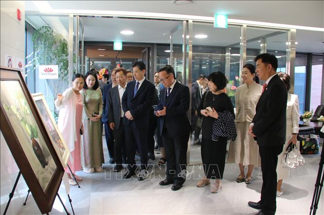 Đại sứ Vũ Hồ cùng các quan khách Hàn Quốc tham quan trưng bày tranh, ảnh và tư liệu về Chủ tịch Hồ Chí Minh. Ảnh: Trường Giang – P/v TTXVN tại Hàn Quốc