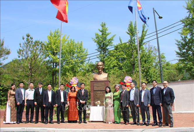 Đại sứ Vũ Hồ cùng cán bộ các cơ quan đại diện Việt Nam tại Hàn Quốc chụp ảnh lưu niệm trước tượng đài Bác Hồ trong khuôn viên Đại sứ quán. Ảnh: Trường Giang – P/v TTXVN tại Hàn Quốc