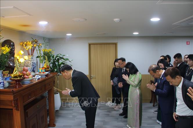 Đại sứ Vũ Hồ cùng đại diện cán bộ, nhân viên Đại sứ quán, các cơ quan đại diện Việt Nam, đại diện cộng đồng, các hội đoàn người Việt Nam tại Hàn Quốc cùng quan khách sở tại dâng hương tại Phòng thờ Bác Hồ trong toà nhà Đại sứ quán. Ảnh: Trường Giang – P/v TTXVN tại Hàn Quốc