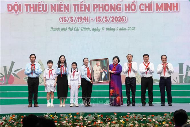 Ban lãnh đạo TP. Hồ Chí Minh tặng bức tranh 