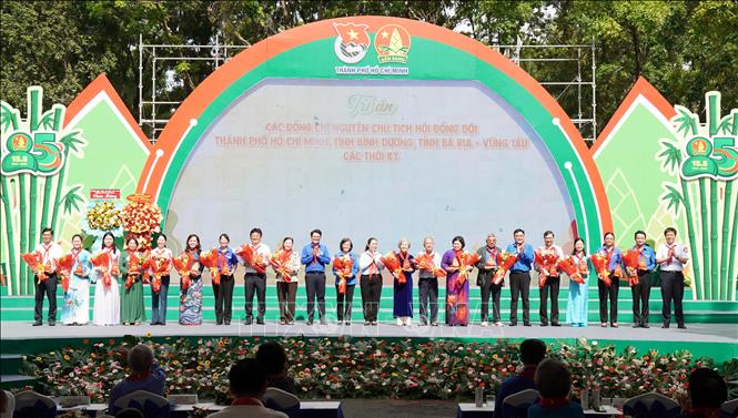Thành đoàn TP. Hồ Chí Minh tặng biểu trưng và hoa tri ân đến các cô, chú Trưởng Ban Thiếu nhi (giai đoạn chưa có Hội đồng Đội) và các cô, chú, anh, chị Chủ tịch Hội đồng Đội qua các thời kỳ. Ảnh: Trung Tuyến - TTXVN 