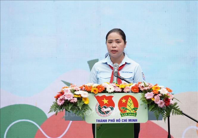 Chị Trịnh Thị Hiền Trân, Phó Bí thư Thành đoàn, Chủ tịch Hội đồng Đội TP. Hồ Chí Minh phát biểu tại lễ kỷ niệm 85 năm Ngày thành lập Đội Thiếu niên Tiền phong Hồ Chí Minh. Ảnh: Trung Tuyến - TTXVN 