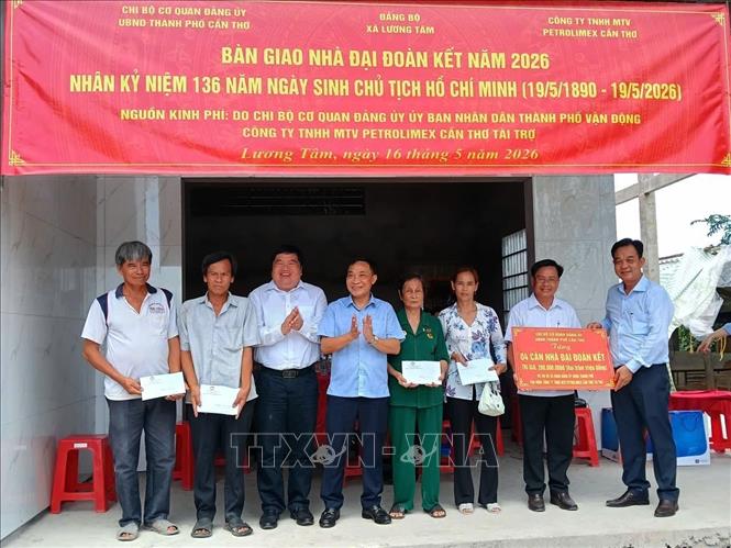 Bàn giao nhà Đại đoàn kết nhân dịp Kỷ niệm 136 năm Ngày sinh Chủ tịch Hồ Chí Minh (19/5/1890 – 19/5/2026) cho người dân trên địa bàn xã Lương Tâm. Ảnh: Duy Khương – TTXVN