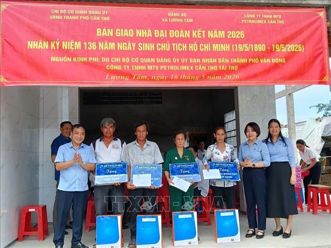 Tặng quà cho hộ dân tại lễ bàn giao nhà Đại đoàn kết nhân dịp Kỷ niệm 136 năm Ngày sinh Chủ tịch Hồ Chí Minh (19/5/1890 – 19/5/2026) trên địa bàn xã Lương Tâm. Ảnh: Duy Khương – TTXVN