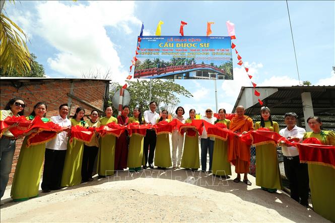 Lễ khánh thành và đưa vào sử dụng cầu Dược Sư nối liền 4 ấp của xã Xà Phiên trong tháng 5/2026, do các nhà hảo tâm tài trợ. Ảnh: Duy Khương – TTXVN
