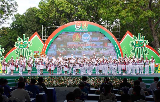 Tiết mục biểu diễn trống kèn “Rạng ngời trang sử Đội ta’ do Đội Nghi lễ Nhà thiếu nhi TP. Hồ Chí Minh biểu diễn. Ảnh: Trung Tuyến - TTXVN 