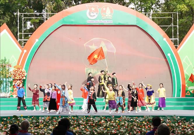 Tiết mục nghệ thuật “Măng non sẵn sàng – tre xanh tiếp bước” tại lễ kỷ niệm 85 năm Ngày thành lập Đội Thiếu niên Tiền phong Hồ Chí Minh. Ảnh: Trung Tuyến - TTXVN