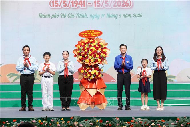 Anh Nguyễn Minh Triết, Bí thư Thường trực Trung ương Đoàn tặng hoa chúc mừng Đội Thiếu niên Tiền phong Hồ Chí Minh TP. Hồ Chí Minh. Ảnh: Trung Tuyến - TTXVN 