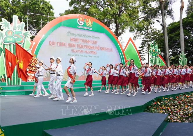 Phần thi diễu hành của Liên đội Trường THCS Vân Đồn tại lễ kỷ niệm 85 năm Ngày thành lập Đội Thiếu niên Tiền phong Hồ Chí Minh. Ảnh: Trung Tuyến - TTXVN