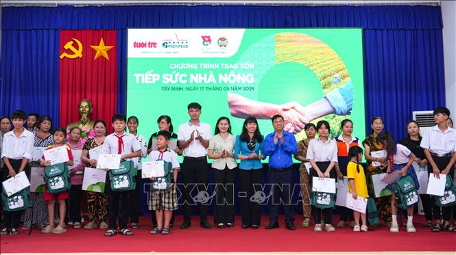 Ban Tổ chức trao tặng quà động viên cho học sinh và các hộ nông dân tiêu biểu trên địa bàn xã Phước Vinh. Ảnh: Minh Phú – TTXVN
