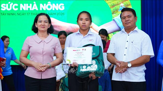 Ban tổ chức tặng quà và trao thưởng cho học sinh hiếu học có hoàn cảnh khó khăn vùng biên giới. Ảnh: Minh Phú – TTXVN