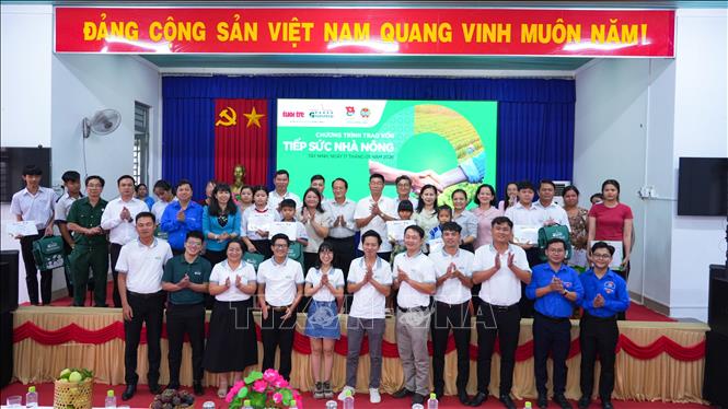 Các đại biểu, học sinh và nông dân xã biên giới Phước Vinh, tỉnh Tây Ninh tại Chương trình “Tiếp sức nhà nông”. Ảnh: Minh Phú – TTXVN