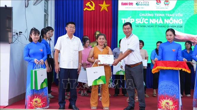 Ban Tổ chức trao tặng quà cho các nông dân tiêu biểu. Ảnh: Minh Phú – TTXVN