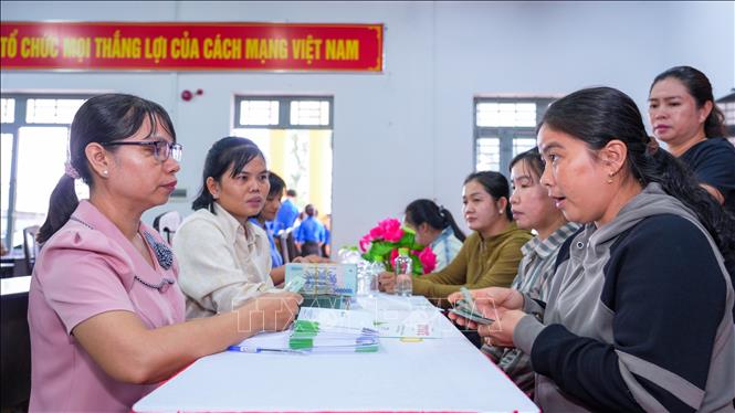 Trao vốn vay không lãi suất cho nông dân tại Chương trình “Tiếp sức nhà nông”. Ảnh: Minh Phú – TTXVN