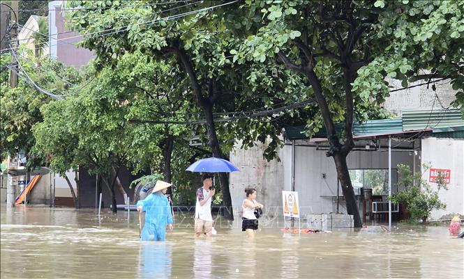 Nhiều tuyến đường lớn nước ngập gần 1m, hiện đang rút dần. Ảnh: Thanh Vân - TTXVN 